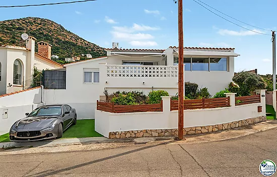 Casa con licencia turística, piscina y vistas a la bahía de Roses