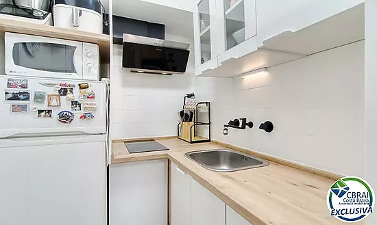 Renovated 2-bedroom apartment 400 metres from the sea in the centre of Roses