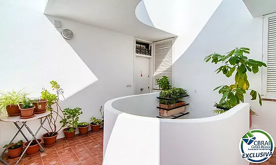 Renovated 2-bedroom apartment 400 metres from the sea in the centre of Roses