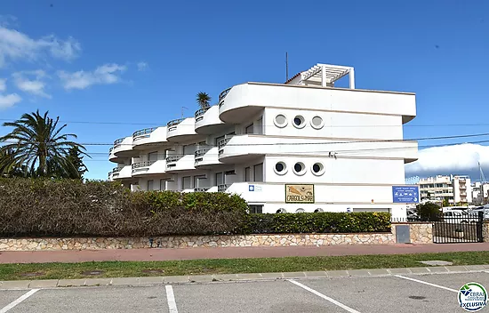 EMPURIABRAVA: Exclusive complex of six houses with moorings on the seafront for sale