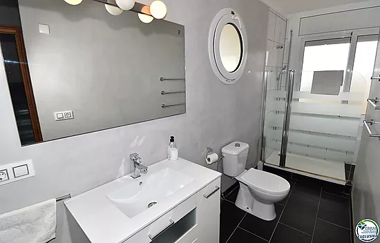 EMPURIABRAVA: Exclusive complex of six houses with moorings on the seafront for sale