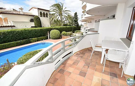 EMPURIABRAVA: Exclusive complex of six houses with moorings on the seafront for sale
