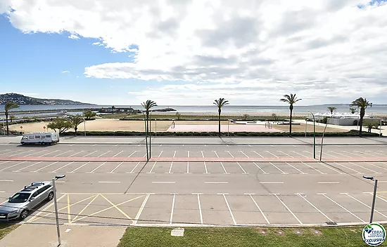 EMPURIABRAVA: Exclusive complex of six houses with moorings on the seafront for sale