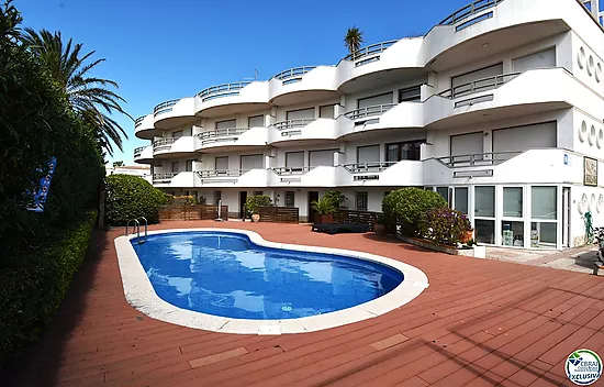 EMPURIABRAVA: Exclusive complex of six houses with moorings on the seafront for sale