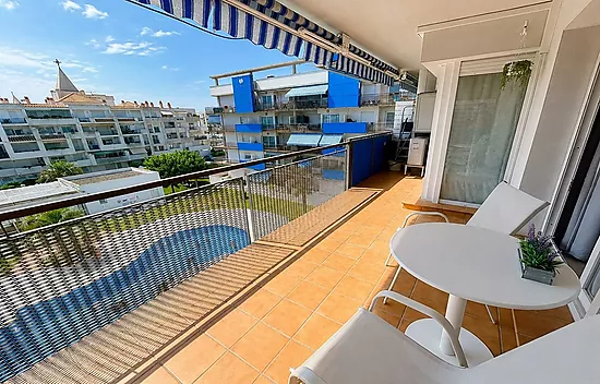 Apartment with pool, spacious terrace, and parking in Santa Margarida (Roses)