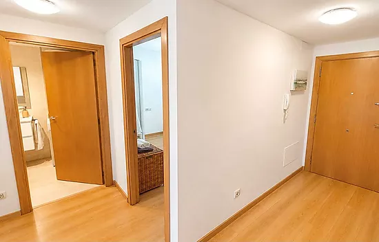 Apartment with pool, spacious terrace, and parking in Santa Margarida (Roses)