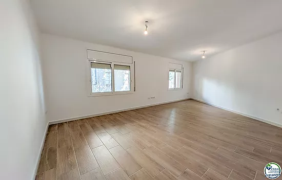 Renovated apartment with elevator, 500 m from the beach and next to the Renfe station