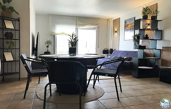 3 bedroom apartment with pool and private parking in Santa Margarita Roses
