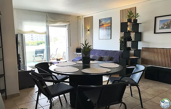 3 bedroom apartment with pool and private parking in Santa Margarita Roses