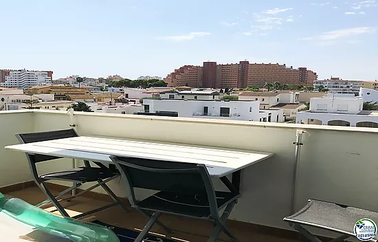 3 bedroom apartment with pool and private parking in Santa Margarita Roses