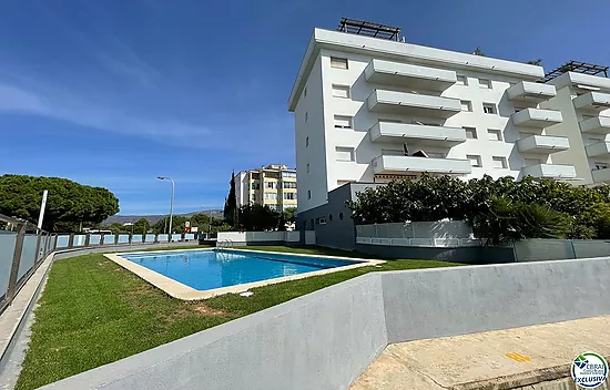 Apartamento de 3 habitaciones con piscina y aparcamiento privado en Santa Margarita Roses