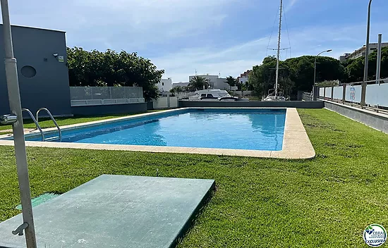 Apartamento de 3 habitaciones con piscina y aparcamiento privado en Santa Margarita Roses