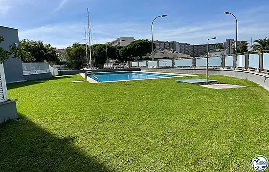 Apartamento de 3 habitaciones con piscina y aparcamiento privado en Santa Margarita Roses