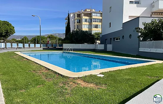Apartamento de 3 habitaciones con piscina y aparcamiento privado en Santa Margarita Roses