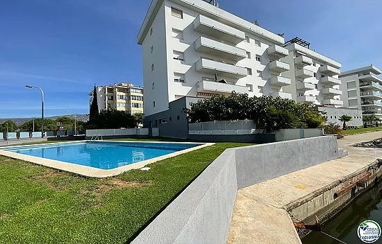 Apartamento de 3 habitaciones con piscina y aparcamiento privado en Santa Margarita Roses