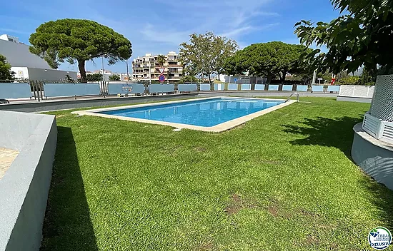 Apartamento de 3 habitaciones con piscina y aparcamiento privado en Santa Margarita Roses