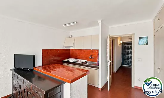 PORT GREC NAUTICA Large studio with sleeping cabin for renovation, with views of the main canal in E