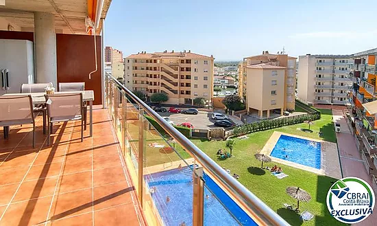 Lumineux appartement au dernier étage avec terrasse, piscines, parking et débarras à Santa Margarida
