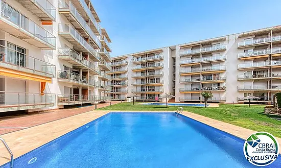 Lumineux appartement au dernier étage avec terrasse, piscines, parking et débarras à Santa Margarida