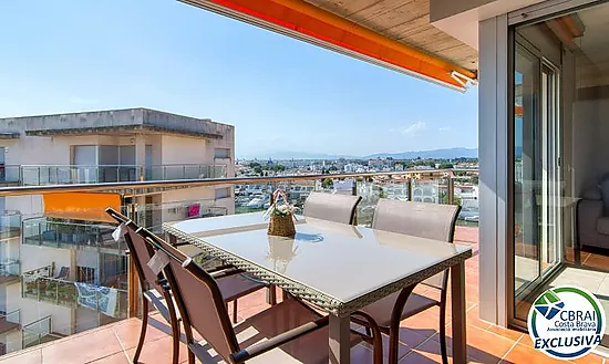 Lumineux appartement au dernier étage avec terrasse, piscines, parking et débarras à Santa Margarida