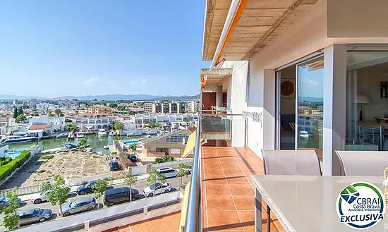 Lumineux appartement au dernier étage avec terrasse, piscines, parking et débarras à Santa Margarida