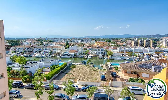 Lumineux appartement au dernier étage avec terrasse, piscines, parking et débarras à Santa Margarida