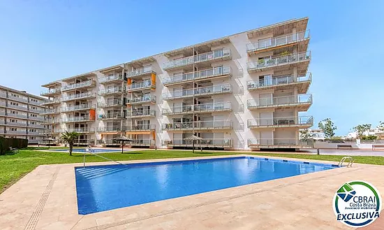 Lumineux appartement au dernier étage avec terrasse, piscines, parking et débarras à Santa Margarida