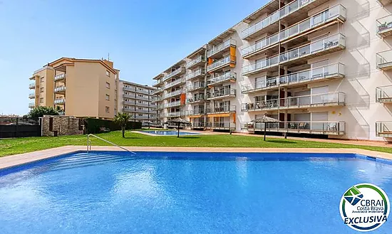 Lumineux appartement au dernier étage avec terrasse, piscines, parking et débarras à Santa Margarida