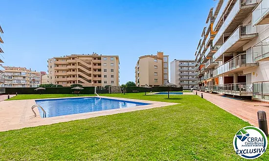 Lumineux appartement au dernier étage avec terrasse, piscines, parking et débarras à Santa Margarida