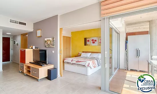 Lumineux appartement au dernier étage avec terrasse, piscines, parking et débarras à Santa Margarida