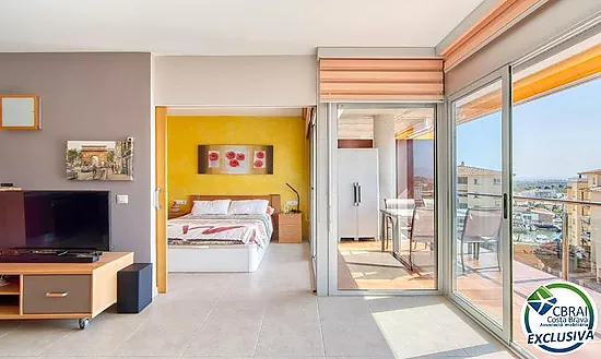 Lumineux appartement au dernier étage avec terrasse, piscines, parking et débarras à Santa Margarida