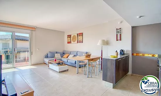 Lumineux appartement au dernier étage avec terrasse, piscines, parking et débarras à Santa Margarida