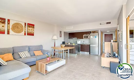 Lumineux appartement au dernier étage avec terrasse, piscines, parking et débarras à Santa Margarida