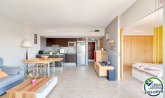Lumineux appartement au dernier étage avec terrasse, piscines, parking et débarras à Santa Margarida