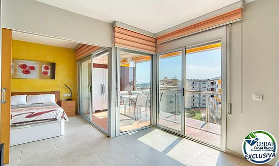 Lumineux appartement au dernier étage avec terrasse, piscines, parking et débarras à Santa Margarida