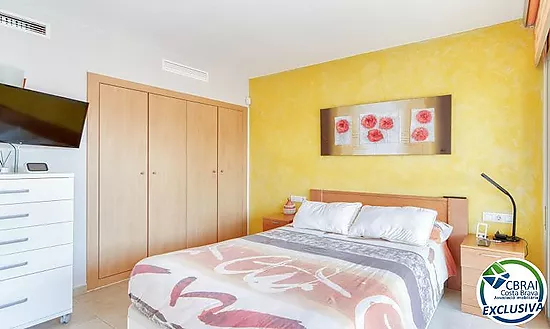Lumineux appartement au dernier étage avec terrasse, piscines, parking et débarras à Santa Margarida
