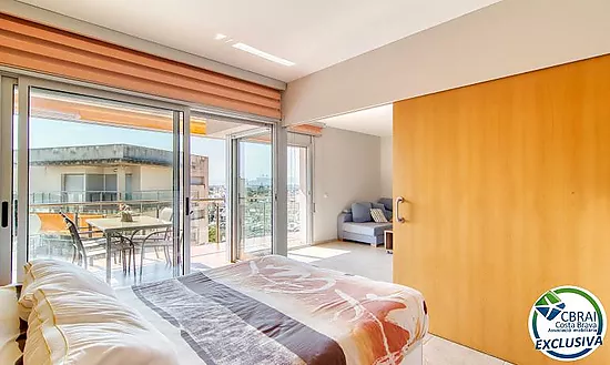 Lumineux appartement au dernier étage avec terrasse, piscines, parking et débarras à Santa Margarida