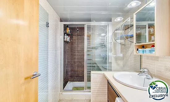 Lumineux appartement au dernier étage avec terrasse, piscines, parking et débarras à Santa Margarida