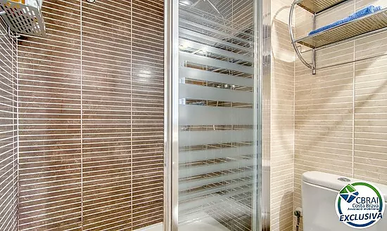 Lumineux appartement au dernier étage avec terrasse, piscines, parking et débarras à Santa Margarida