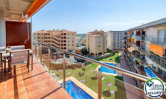 Lumineux appartement au dernier étage avec terrasse, piscines, parking et débarras à Santa Margarida