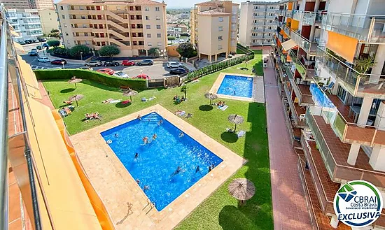 Lumineux appartement au dernier étage avec terrasse, piscines, parking et débarras à Santa Margarida