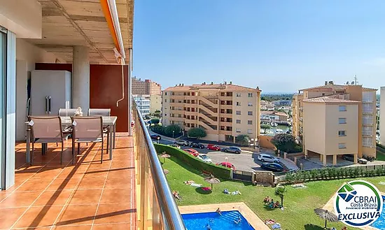 Lumineux appartement au dernier étage avec terrasse, piscines, parking et débarras à Santa Margarida