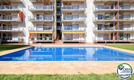 Lumineux appartement au dernier étage avec terrasse, piscines, parking et débarras à Santa Margarida