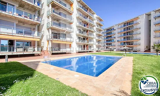 Lumineux appartement au dernier étage avec terrasse, piscines, parking et débarras à Santa Margarida