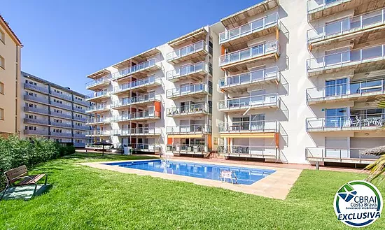Lumineux appartement au dernier étage avec terrasse, piscines, parking et débarras à Santa Margarida