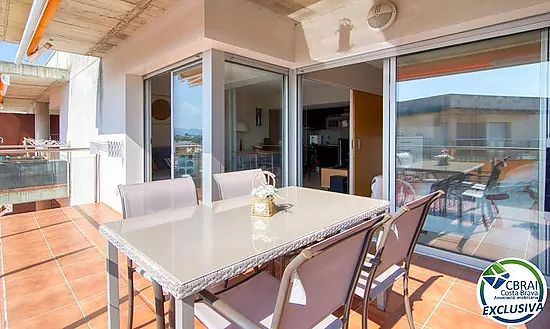 Lumineux appartement au dernier étage avec terrasse, piscines, parking et débarras à Santa Margarida