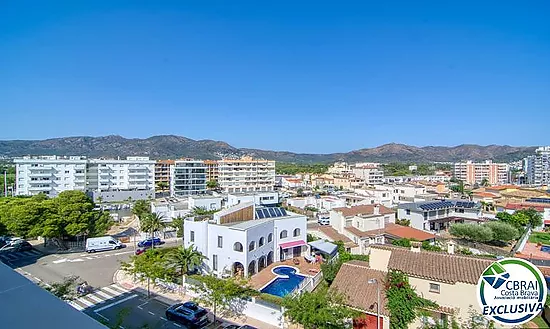 Lumineux appartement au dernier étage avec terrasse, piscines, parking et débarras à Santa Margarida