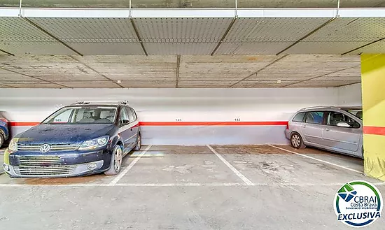 Lumineux appartement au dernier étage avec terrasse, piscines, parking et débarras à Santa Margarida