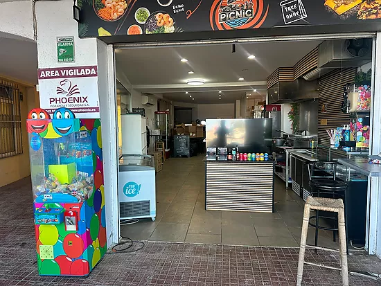 LOCAL EN TRASPASO FRENTE AL MAR – PASEO MARÍTIMO DE EMPURIABRAVA