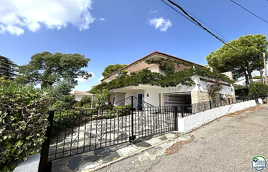 Casa en Llançà con licencia turística, vistas al mar y a pocos metros de la playa.